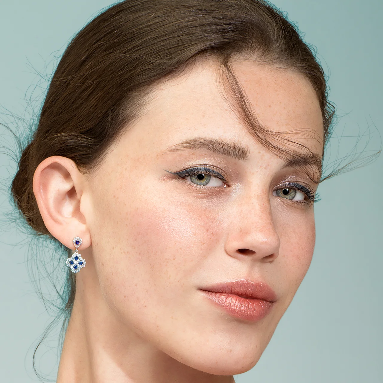 Modelo con joyas de la colección Azul Spring