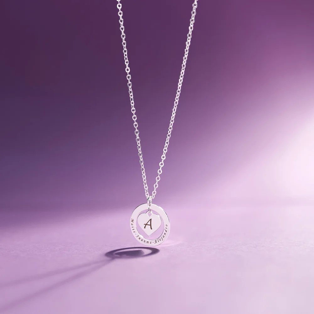 Modelo con gargantilla personalizable para mamá