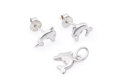 Detalle en plata de ley de los pendientes delfín