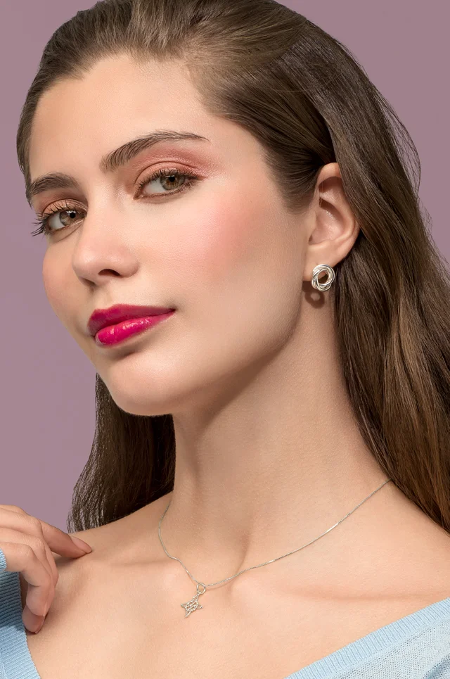 Modelo con colgante nudo celta de plata